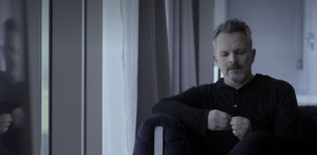 Miguel Bosé aguarda a Évole para la entrevista, la primera a un canal español en seis años.