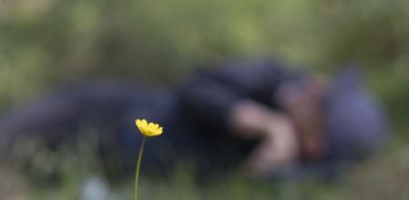 Alguna de las actividades del baño de bosque consisten en tumbarse en el suelo para conectar con el espacio natural.