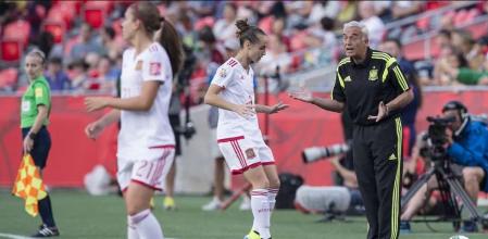 Ignacio Quereda recrimina una acción a Leire Landa durante un partido del Mundial de Canadá