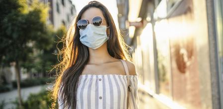 Mascarilla y gafas de sol