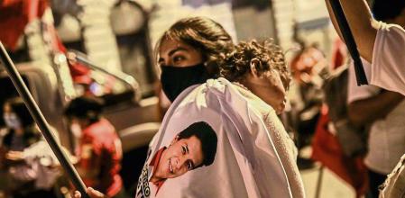 LIM01. LIMA (PERÙ), 08/04/2021.- Partidarios del candidato a la Presidencia de Perú Pedro Castillo, del partido de extrema izquierda Perú Libre, asisten a unevento de cierre de campaña hoy, en Lima (Perú). Castillo ha ganado terreno de manera sorpresiva en la recta final de la campaña electoral hasta meterse de lleno en la pugna con otros seis aspirantes que también tienen serias posibilidades de pasar a la segunda vuelta. Castillo, de 51 años, es maestro escolar y líder sindical, lo que le llevó a encabezar una gran huelga nacional de docentes que detuvo las clases durante tres meses en 2017 para reclamar mayores salarios y eliminar las evaluaciones periódicas del Ministerio de Educación para medir el desempeño de los docentes. EFE/ Aldair Mejía