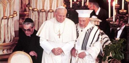 Juan Pablo II con el rabino jefe Elio Toaff durante su visita a la principal sinagoga de Roma el 13 de abril de 1986