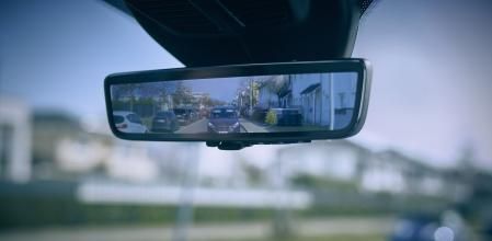 La imagen que refleja el retrovisor interior de las furgonetas Ford está recogida por una cámara colocada en el portón posterior&nbsp;