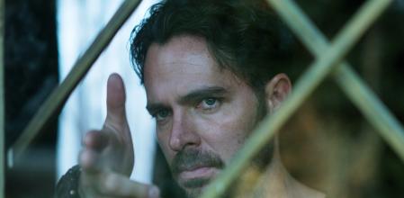 Manolo Carmona es Álex Guzmán, que sale de prisión con sed de venganza.