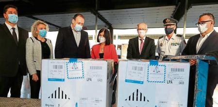 TELDE (GRAN CANARIA), 12/04/2021.- La ministra de Sanidad, Carolina Darias (c), y el consejero de Sanidad del Gobierno de Canarias, Blas Trujillo (3i), asisten este lunes a la descarga de un nuevo envío de vacunas contra la covid-19 de Pfizer/BioNTec en el aeropuerto de Gran Canaria. EFE/ Elvira Urquijo A.