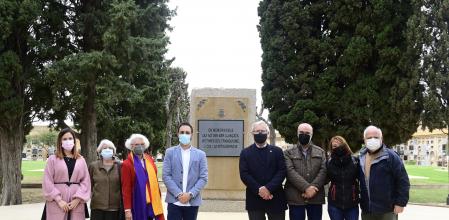 Monolito en homenaje a los represaliados por el franquismo en el Cementerio General de València