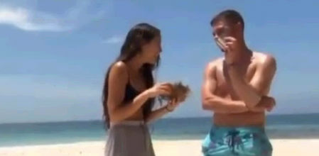 El acercamiento entre Tom y Melyssa en 'Supervivientes'.