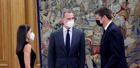 El rey Felipe VI y la reina Letizia durante la audiencia ofrecida al embajador del Reino Unido de Gran Bretaña e Irlanda del Norte, Hugh Elliot (d), para transmitirle su pésame por el fallecimiento el pasado viernes del príncipe Felipe, esposo de Isabel II
