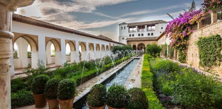 La acequia en los jardines patrimoniales de La Alhambra y El Generalife