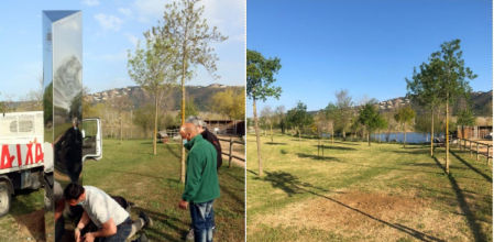 A la izquierda, un operario coloca el monolito en el Parc dels Estanys. A la derecha, el mismo lugar sin la pieza
