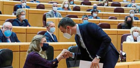 GRAF3511. MADRID, 13/04/2021.- La vicepresidenta y ministra de Trabajo, Yolanda Díaz, saluda al presidente del Gobierno, Pedro Sánchez, durante la sesión de control al Gobierno en el pleno del Senado. EFE/Kiko Huesca