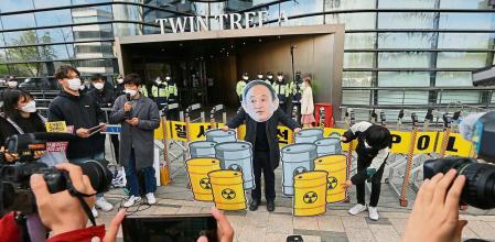 Seoul (Korea, Republic Of), 13/04/2021.- South Korean civic activists stage a protest against the Japanese government's decision to discharge radioactive water from the crippled Fukushima nuclear plant into the Pacific Ocean during a news conference in front of the Japanese Embassy in Seoul, South Korea, 13 April 2021. (Protestas, Japón, Corea del Sur, Seúl) EFE/EPA/YONHAP SOUTH KOREA OUT