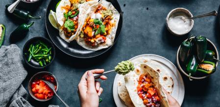 Una mujer prepara tacos veganos