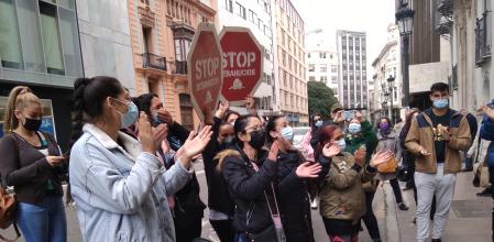 Miembros de la PAH de València, en una protesta para pedir que se mantengan los alquileres sociales