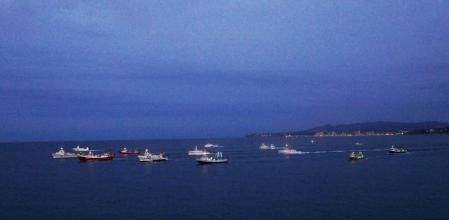 Panorámica de las embarcaciones pesqueras saliendo del puerto de Palamós.