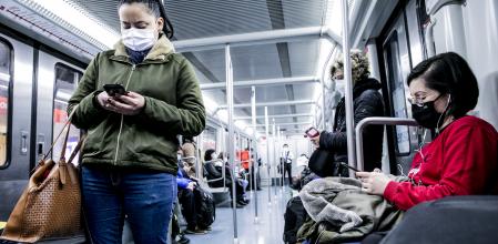 Varias personas en un vagón de metro en Barcelona