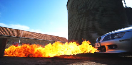 Colin Furze convierte un viejo vehículo en todo un coche de acción