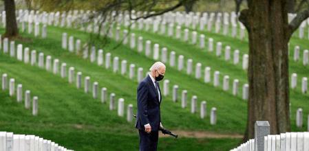 Arlington (Usa), 14/04/2021.- US President Joe Biden visits Section 60 at Arlington National Cemetery in Arlington, Virginia, USA, on 14 April 2021. Section 60, is the burial ground in the cemetery where military personnel killed in the Global War on Terror since 2001 are interred. (Estados Unidos) EFE/EPA/Yuri Gripas / POOL