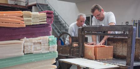 La empresa Jabones Beltrán no ha renunciado a la elaboración artesana a pesar de la industrialización de sus procesos