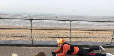 Rudy e Ian charlando estirado en el paseo marítimo de Manchester