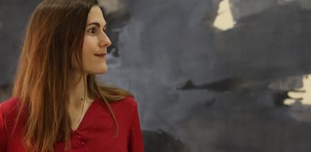 María Perceval, ante una de sus obras