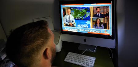 Un joven visualiza distintas piezas informativas a través de YouTube