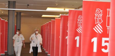 Dos sanitarias recorren las zonas preparadas para la vacunación masiva en el Auditori i Palau de Congressos de Castelló