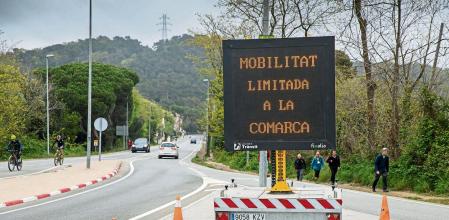 Plafon luminoso indicativo en el cruce de la BP-1417 entre Sant Cugat y Barcelona para recordar a los conductores el confinamiento comarcal que vuelve a estar vigente a partir de este viernes 9 de abril. Actividad de portiva de ciclistas y corredores dentro de la comarca del Barcelonés