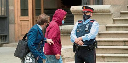 GRAFCAT1154. BARCELONA (ESPAÑA), 07/04/2021.-Uno de los acusados llega este miércoles a la Audiencia de Barcelona donde prosigue el juicio por la violación múltiple de una joven en una nave abandonada de Sabadell (Barcelona) con las pruebas periciales y la declaración de los cuatro acusados, uno de ellos presunto autor material de la agresión.EFE/ Marta Pérez