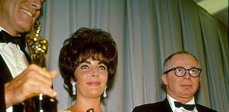 Billy Wildery Elizabeth Taylor galardonados con el Oscar en1961
