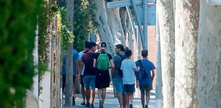 Un grupo de menores tutelados en el albergue del Masnou, el verano pasado.
