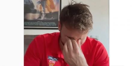 Víctor Gutiérrez no puede contener las lágrimas en el vídeo en el que denuncia el insulto homófobo que ha recibido