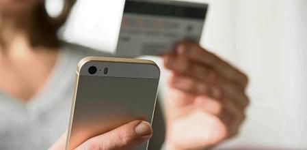 Una persona realizando una transacción bancaria a través del teléfono móvil