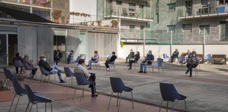 Espera en la vacunación contra la covid en el casal Quatre Cantons de Poblenou, en Barcelona