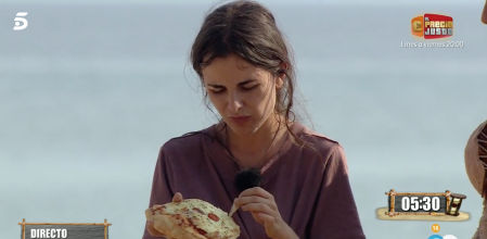 Alexia Rivas ha agotado el tiempo y no se ha comido toda la porción de pizza