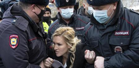 La médico personal de Navalni, Anastasía Vasílieva, siendo detenida el pasado 6 de abril durante una protesta frente a la prisión