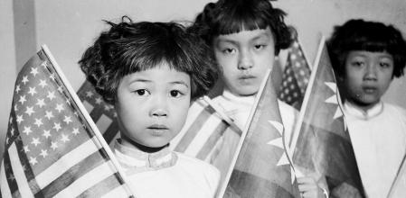 Niñas de origen chino en Chicago con banderas de Estados Unidos y China, 1929.