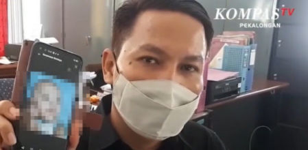 Slamet ‘Yoga’ Wahyudi posa orgullosa con una foto de su hijo