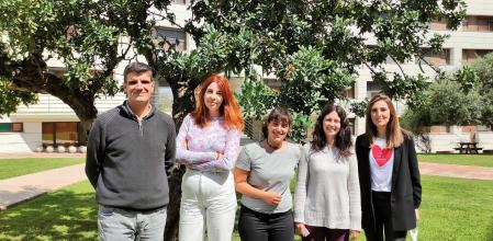 De derecha a izquierda: Esther Castillo, Marta Pérez, Clara Bueno, Júlia Alcaide y Juan Nácher, autores de la investigación.