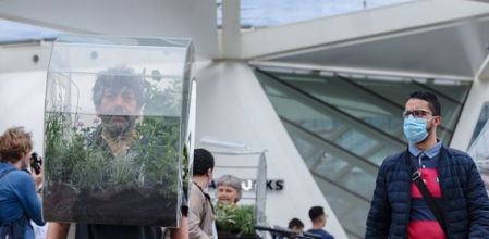 Es habitual ver a Alain Verschueren pasearse de esta guisa por las calles de Bruselas