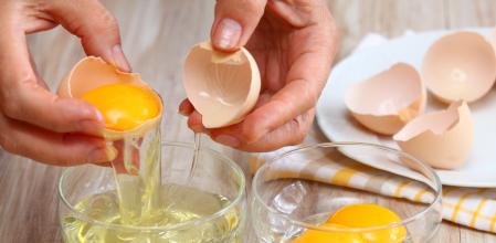 Separar la clara de la yema con la misma cáscara del huevo es un error