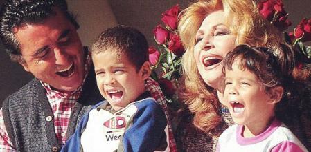 José Fernando con sus padres, José Ortega Cano y Rocío Jurado y su hermana Gloria.