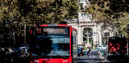 Un autobús de la EMT de València a su paso por la avenida Navarro Reverter de la ciudad