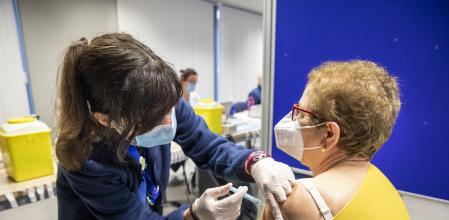 Punto de vacunación masivas con Astrazeneca en la Facultad de Geografía e Historia de la UB en Barcelona.