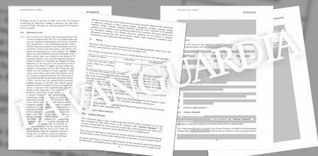 A la izquierda, el contrato firmado en noviembre entre la Comisión Europea y Pfizer. A la derecha, el mismo contrato, que se conoció en enero pero era apenas legible dado que estaba lleno de tachones