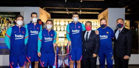 Los capitanes del Barça, Koeman y Laporta han llevado la Copa al Museu del club