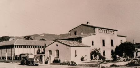 En primer término, la casa Arilla anexa a la Masia de Can Canet