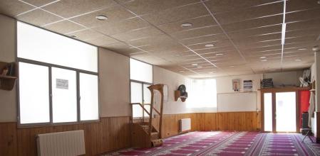 El interior de la mezquita Islámica Annour de Ripoll, en la que fue detenido el jueves el imán por agresión sexual (Archivo/ Robin Townsend&nbsp;