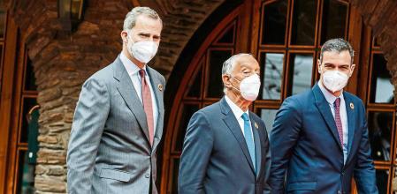 (I-D) El Rey Felipe VI; el presidente de Portugal, Marcelo Rebelo de Sousa y el presidente del Gobierno, Pedro Sánchez a su llegada al Hotel Sport Village para la reunión plenaria de la XXVII Cumbre Iberoamericana de Jefes de Estado y de Gobierno, a 21 de abril de 2021, en Andorra la Vella (Andorra). La Cumbre Iberoamericana ha sido convocada bajo el lema de 'Innovación Para el Desarrollo Sostenible. Objetivo 2030. Iberoamérica frente al reto del coronavirus'. Esto significa que, aunque en lo inmediato sea ineludible afrontar el crítico estado de cosas causado por la pandemia, los Objetivos de Desarrollo Sostenible (ODS) y la Agenda 2030 mantienen su plena vigencia, a la espera de acción eficaz por parte de los países. El acto contará con la presencia de los jefes de Estado y de gobierno de Andorra, España, Portugal, Guatemala --organizador de la última cumbre-- y República Dominicana, que organizará la siguiente; además de con sus ministros de Exteriores, y acudirán 70 medios de comunicación presencialmente de 13 países distintos y 100 medios de 26 países se conectarán de forma telemática. 2021;ANDORRA;XXVII CUMBRE IBEROAMERICANA;SUMMIT;JEFES ESTADO JAVIER BORREGO / Europa Press 21/04/2021