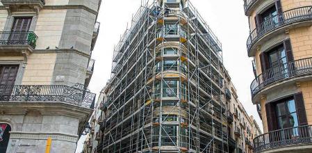 FOTO: MANÉ ESPINOSA.FACHADA DE UN EDIFICIO DEL CENTRO DE BARCELONA DONDE ESTÁN COLOCANDO UNA BASTIDA PARA SU REFORMA